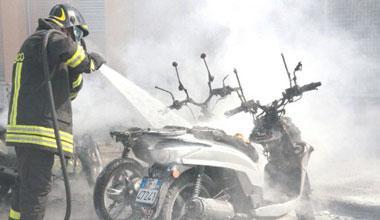 Torna il piromane della notte, incendiato un altro scooter