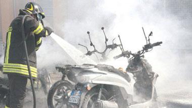 Torna il piromane della notte, incendiato un altro scooter