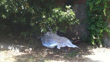 Cadavere in stato di decomposizione trovato in un vialetto dell'ospedale