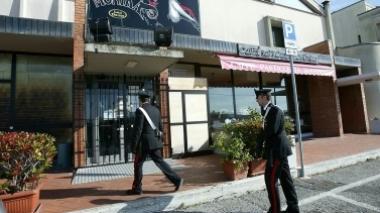Falsi permessi alle ballerine: dieci a processo