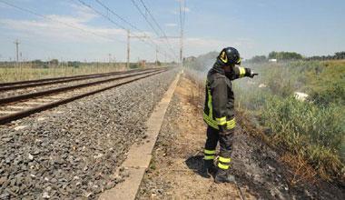Si blocca un freno del treno Incendio lungo la ferrovia