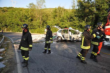 Schiacciati da un carico di marmo sulla via Emilia: muore un anziano, grave la moglie
