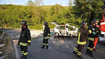 Schiacciati da un carico di marmo sulla via Emilia: muore un anziano, grave la moglie