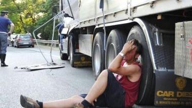 Sotto l’autista del camion