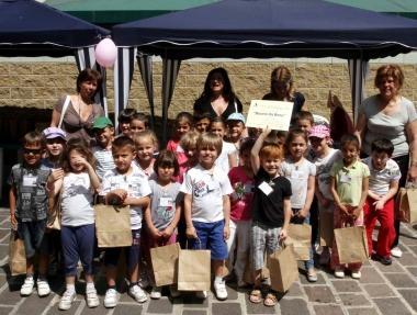 Alunni e maestre della scuola Pesciolino Arcobaleno di Fucecchio 