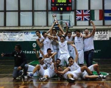 La squadra Under 15 della Pallacanestro Empoli subito dopo il trionfo 