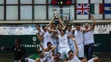 La squadra Under 15 della Pallacanestro Empoli subito dopo il trionfo