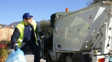 Un operatore esegue la raccolta differenziata sul territorio comunale
