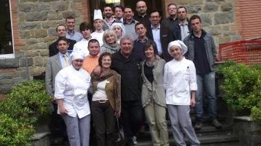 Docenti, studenti e, al centro, lo chef Corelli all’entrata dell’alberghiero