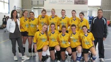 La squadra di volley femminile dell’istituto Lorenzini