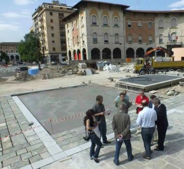 Il sopralluogo al lastricato che prende forma in piazza Vittorio Emanuele    