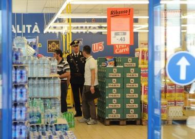 I carabinieri alla Lidl; a destra Elio Morrone