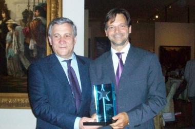 Tajani e Longo mostrano lEuropean Award 