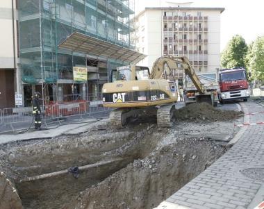Prigionieri del traffico in via Valla I bambini rischiano all'uscita da scuola