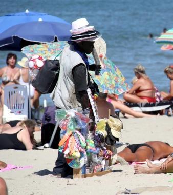 Venditori in spiaggia destate     