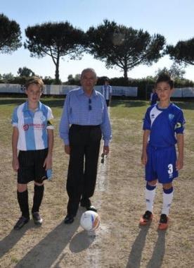 Il calcio dinizio della sfida inaugurale del torneo De Gaetani 