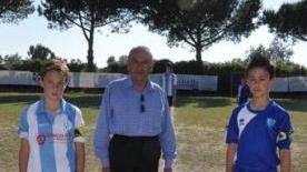Il calcio d’inizio della sfida inaugurale del torneo De Gaetani