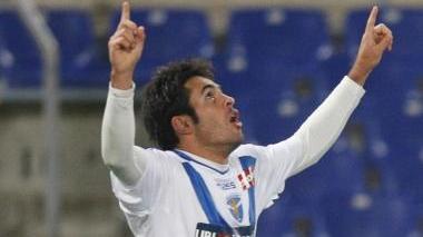 <b>Tre uomini al centro del mercato dell’Empoli </b>A sinistra il brasiliano Eder mentre celebra il gol segnato alla Roma con la maglia del Brescia Qui sopra l’italo-argentino Fernando Forestieri A destra il capitano azzurro Lorenzo Stovini dopo la rete realizzata nel match con l’Albinoleffe