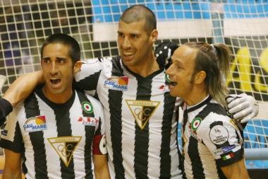 <b>I TRE TENORI.</b> Nicola Palagi, Davide Motaran e Mirko Bertolucci Sotto: Mirko &laquo;impallina&raquo; Oviedo 