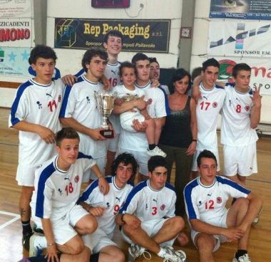Il gruppo degli studenti dei sei istutiti superiori del Circondario che hanno preso parte al torneo di tchoukball intitolato alla memoria di Marta Cassola 