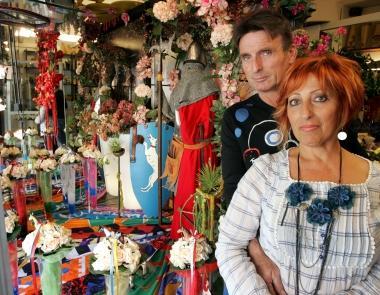 Manuela Chimenti ed Enzo Pasqualotto davanti alla vetrina del negozio di fiori Sul Prato vincitore del gioco dedicato al Palio            