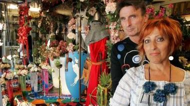 Manuela Chimenti ed Enzo Pasqualotto davanti alla vetrina del negozio di fiori Sul Prato vincitore del gioco dedicato al Palio