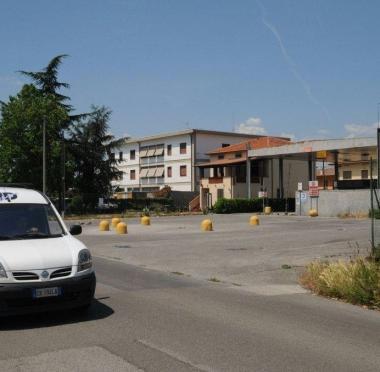 Larea dellex cartiera Linder in via della Madonnina a Lunata (Vip) 