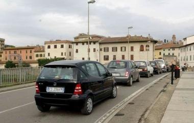 Il sindaco Occhipinti e sopra il ponte sull’Elsa