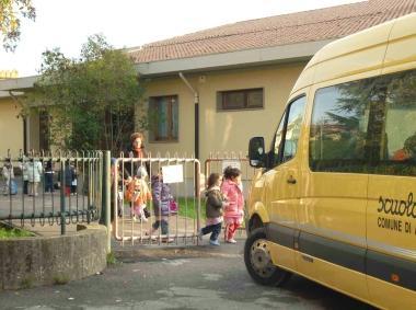 Bambini salgono su uno scuolabus 