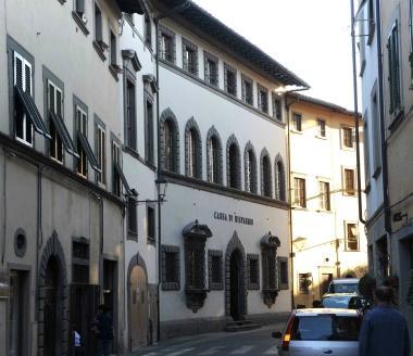 Sopra la sede della Cassa di risparmio di San Miniato da ieri oggetto della visita degli ispettori di Bankitalia; a destra il presidente Alessandro Bandini 
