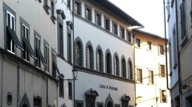 Sopra la sede della Cassa di risparmio di San Miniato da ieri oggetto della “visita” degli ispettori di Bankitalia; a destra il presidente Alessandro Bandini