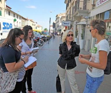 Le nostre croniste intervistano Giulio Valori. In alto, in redazione con la prof. Frongillo 