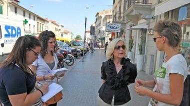 Le nostre croniste intervistano Giulio Valori. In alto, in redazione con la prof. Frongillo