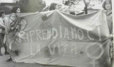 Elena Mezzetti (prima a destra) a un corteo del ’79 per il referendum sull’aborto