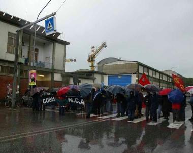 Una protesta dei lavoratori del canteire navale e alcuni capannoni dello stabilimento Nca