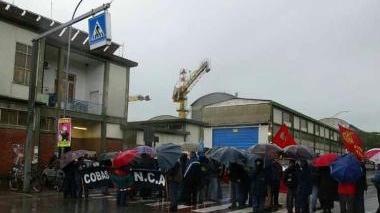 Una protesta dei lavoratori del canteire navale e alcuni capannoni dello stabilimento Nca