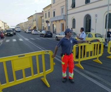 Le operazioni di evacuazione ieri mattina e la bomba esplode nella cava di Lajatico 