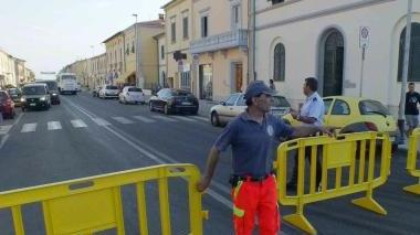 Le operazioni di evacuazione ieri mattina e la bomba esplode nella cava di Lajatico