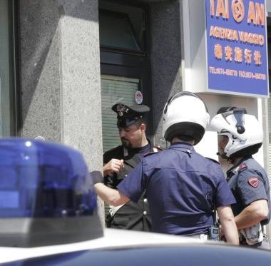 Sopra lintervento della polizia alla agenzia di assicurazioni Bargellini di via Filzi 