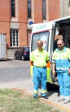 <strong>TRAGEDIA.</strong> In basso, due componenti della squadra della Misericordia che ha trovato il cadavere A destra la polizia e il dottor Genovesi