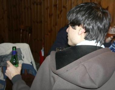 Un ragazzo beve birra in un pub
