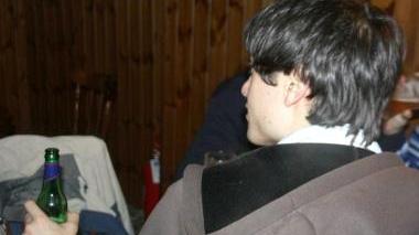 Un ragazzo beve birra in un pub