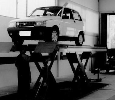 Pattuglia impegnata in un controllo A sinistra unofficina (immagine di repertorio) 