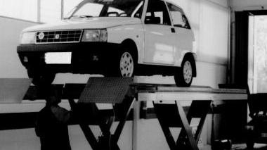 Pattuglia impegnata in un controllo A sinistra un’officina (immagine di repertorio)