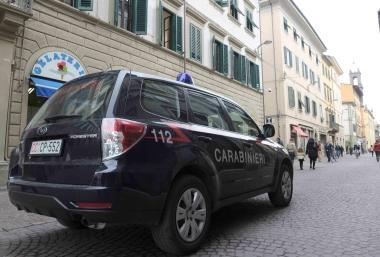 Una pattuglia dei carabinieri effettua controlli in centro a Pontedera