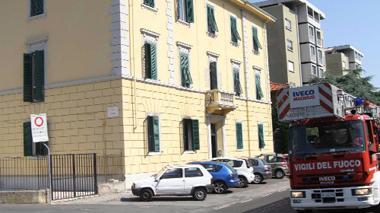 Incendio in appartamento, 9 intossicati