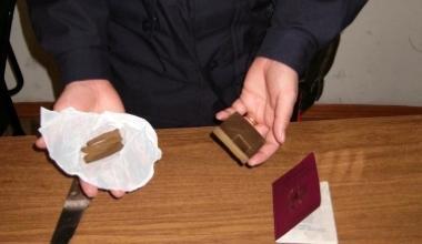 Trovato con la droga in casa: giovane arrestato a Larciano