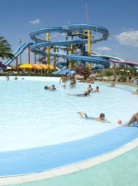Una piscina dellAcqua Village 