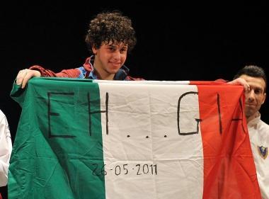 <b>FESTA. </b> Edoardo Luperi mostra il tricolore sul podio      