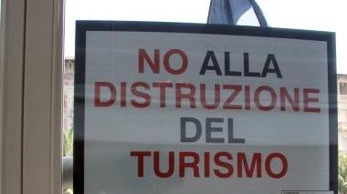 <b>PROTESTA.</b> Cartello contro le aste